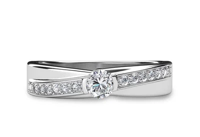 แหวนเพชรผู้หญิง รุ่น GR363 - มุมบน